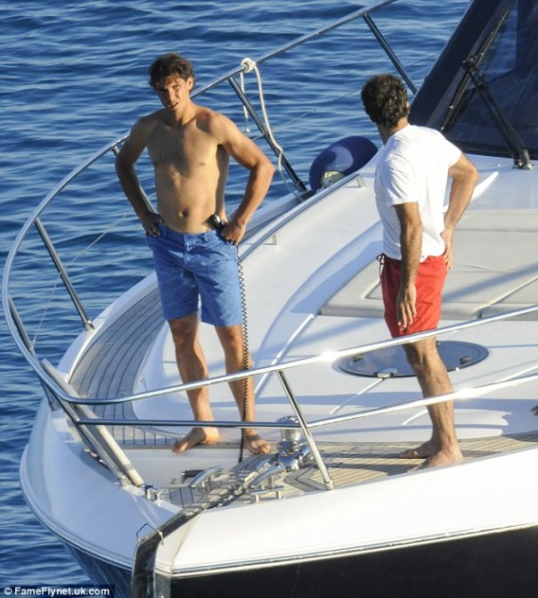 However, before he got to Wimbledon on his boat relaxing with "friend". I don't see Xisca there about. My eyes aren't that good. Let me know if you see her. 